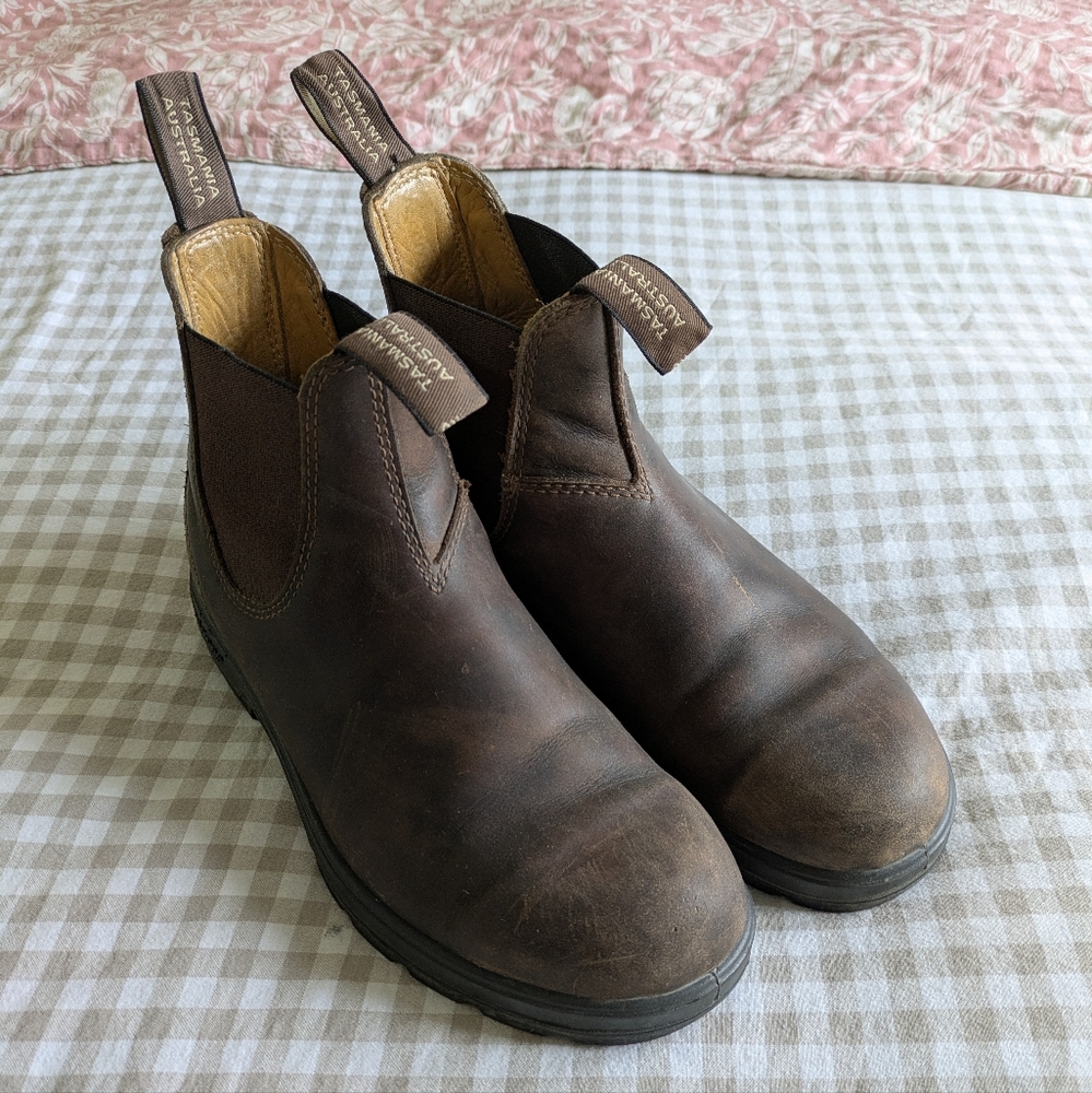 Rustic Brown Blundstones EUC US9